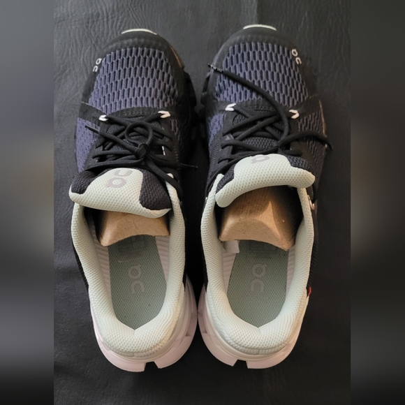 On Running Sneaker Cloudflyers women size 7.5 - Picture 3 of 12